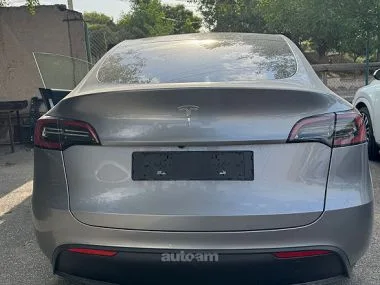 Tesla Model Y Long Range 2023 — миниатюра 2