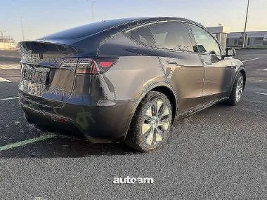 Tesla Model Y 2023 — миниатюра 2