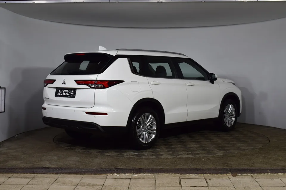 Mitsubishi Outlander 2022 — миниатюра 2