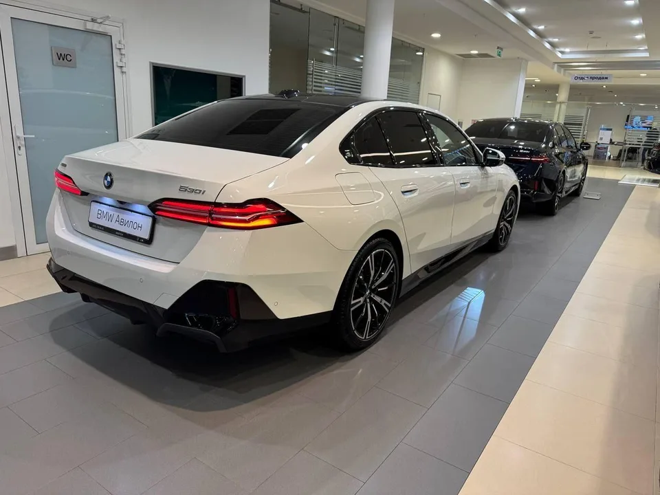 BMW 5 Series 2025 — миниатюра 2
