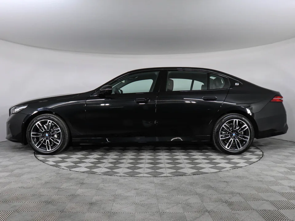 BMW 5 Series 2025 — миниатюра 2