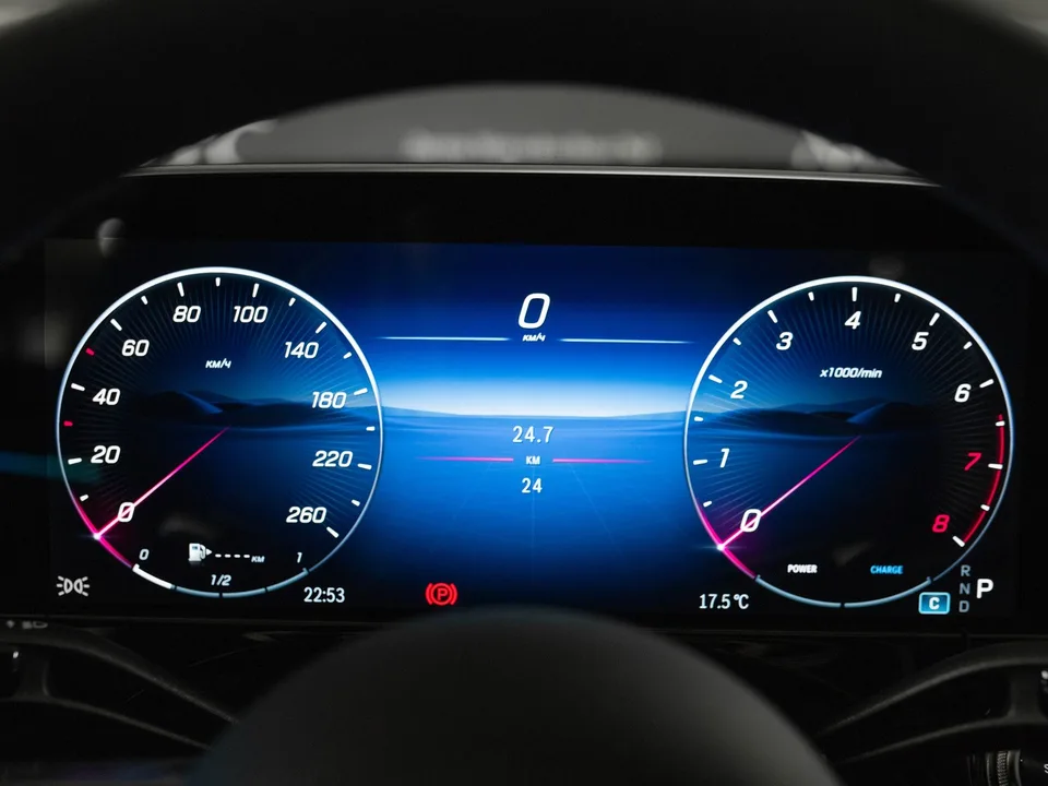 Mercedes-Benz E-Class 2025 — миниатюра 5