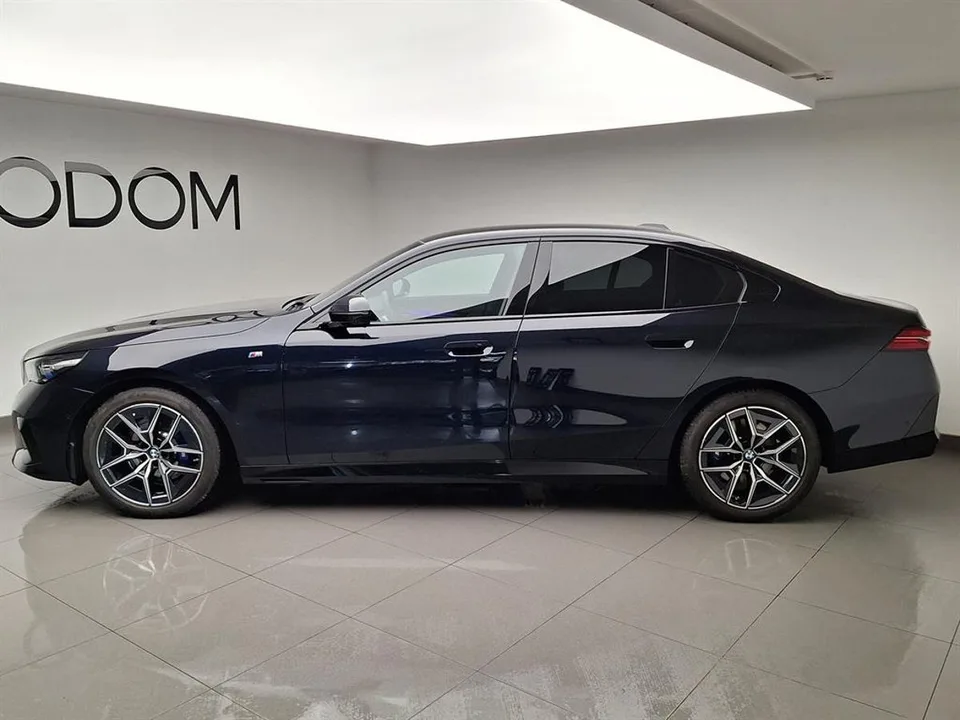 BMW 5 Series 2025 — миниатюра 2
