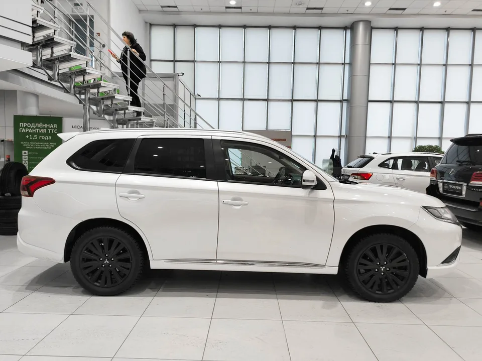 Mitsubishi Outlander 2022 — миниатюра 2