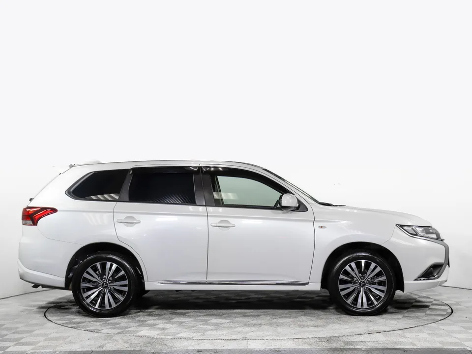 Mitsubishi Outlander 2022 — миниатюра 3