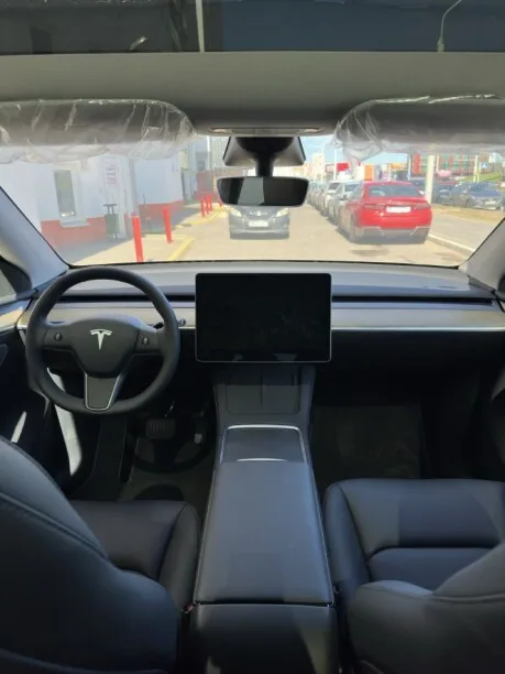 Tesla Model Y 2023 — миниатюра 2