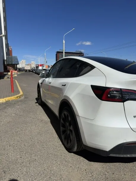 Tesla Model Y 2023 — миниатюра 4