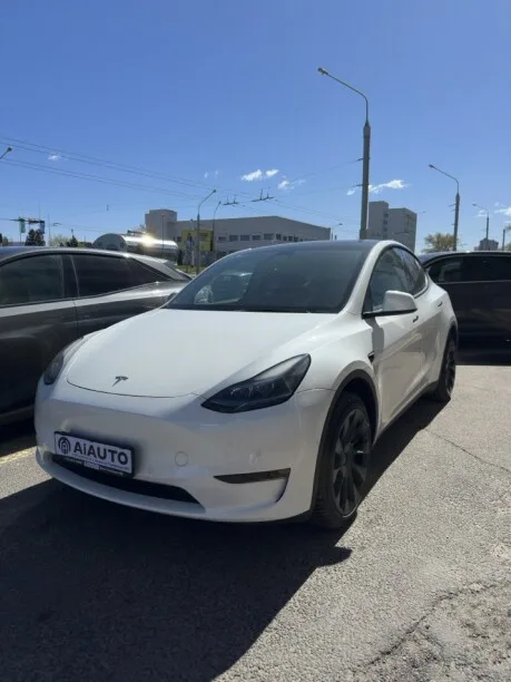 Tesla Model Y 2023 — фото 1, купить с доставкой в Москву
