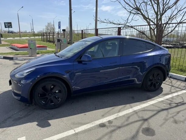 Tesla Model Y 2022 — фото 1, купить с доставкой в Москву