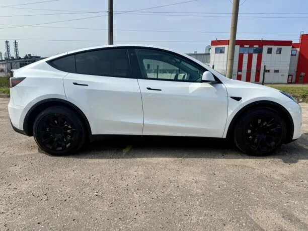 Tesla Model Y 2023 — миниатюра 2