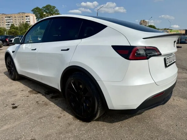 Tesla Model Y 2023 — миниатюра 3