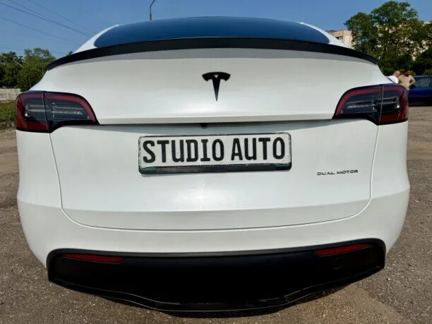 Tesla Model Y 2023 — миниатюра 5