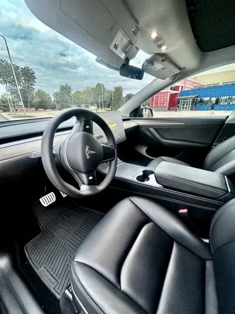 Tesla Model Y 2023 — миниатюра 5