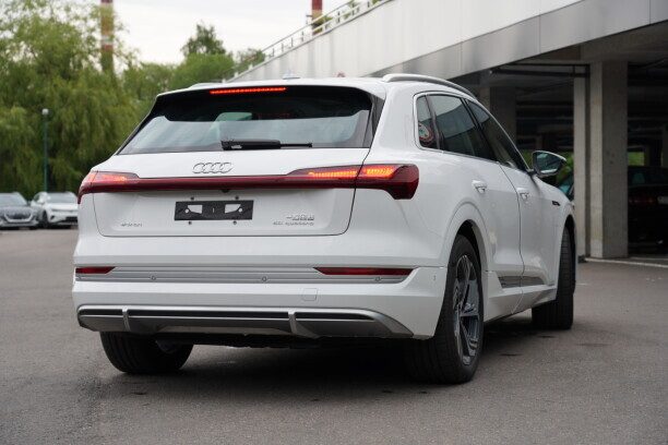 Audi e-tron 2023 — 2