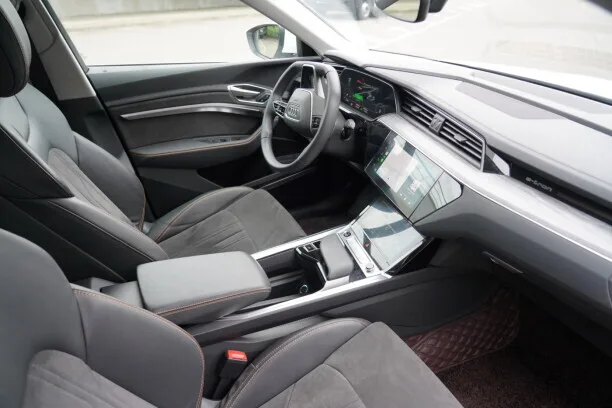 Audi e-tron 2023 — миниатюра 3
