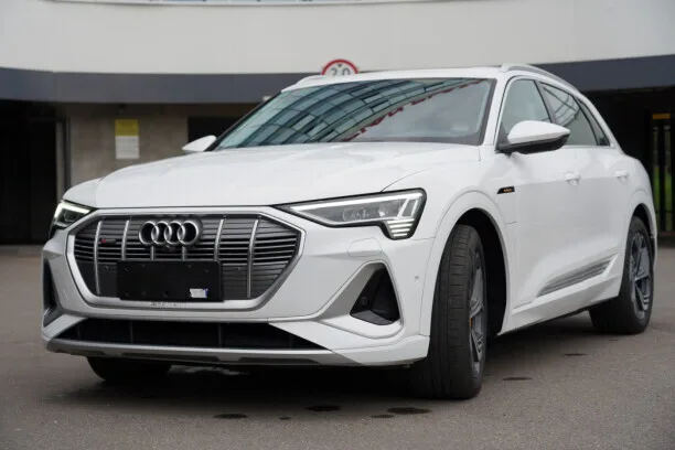 Audi e-tron 2023 — фото 1, купить с доставкой в Москву