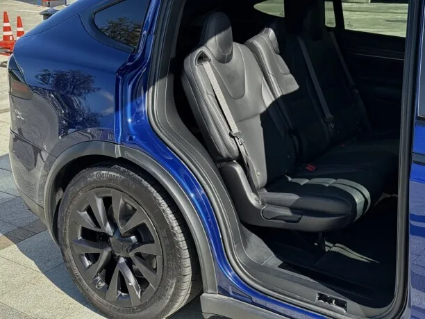 Tesla Model X 2022 — миниатюра 2