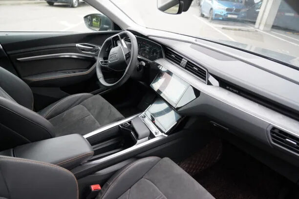 Audi e-tron 2023 — миниатюра 5