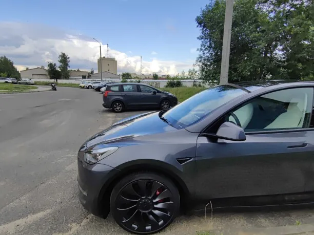 Tesla Model Y 2022 — миниатюра 4