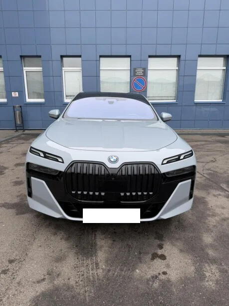 BMW i7 2023 — миниатюра 2