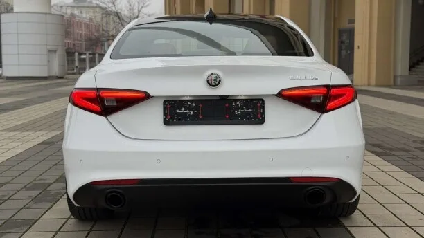 Alfa Romeo Giulia 2022 — миниатюра 5