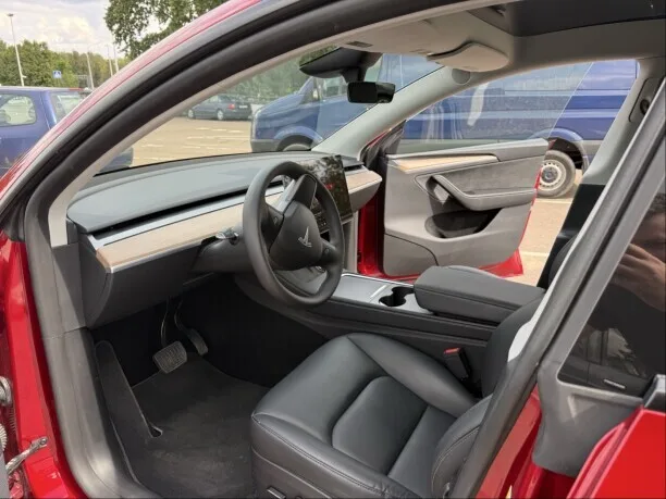 Tesla Model Y 2024 — миниатюра 5