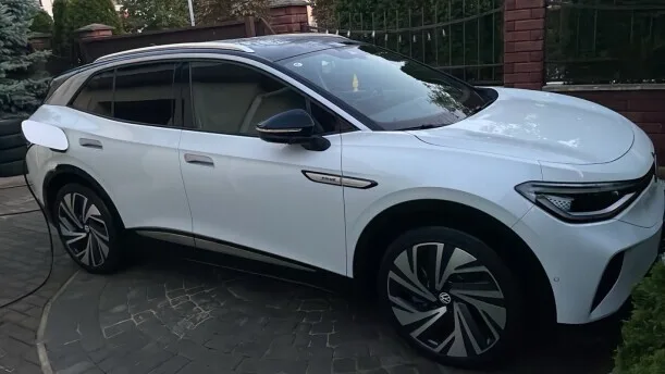 Volkswagen ID.4 2023 — фото 1, купить с доставкой в Москву