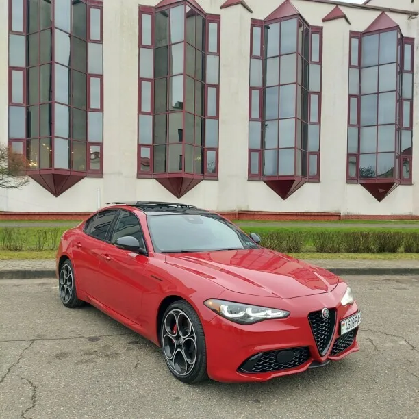 Alfa Romeo Giulia 2023 — миниатюра 5