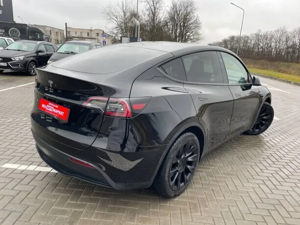 Tesla Model Y 2023 — миниатюра 2