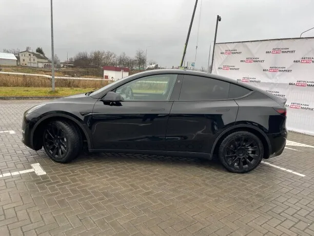 Tesla Model Y 2023 — миниатюра 5
