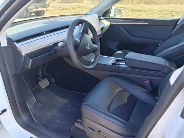 Tesla Model Y 2023 — миниатюра 3