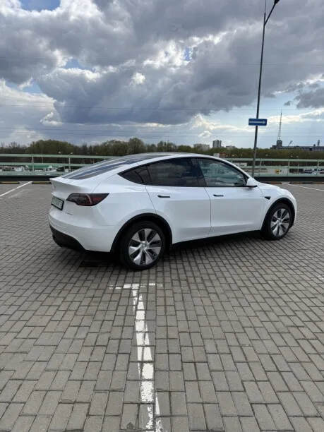 Tesla Model Y 2024 — миниатюра 4