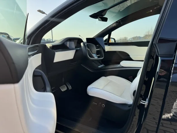 Tesla Model X 2022 — миниатюра 3