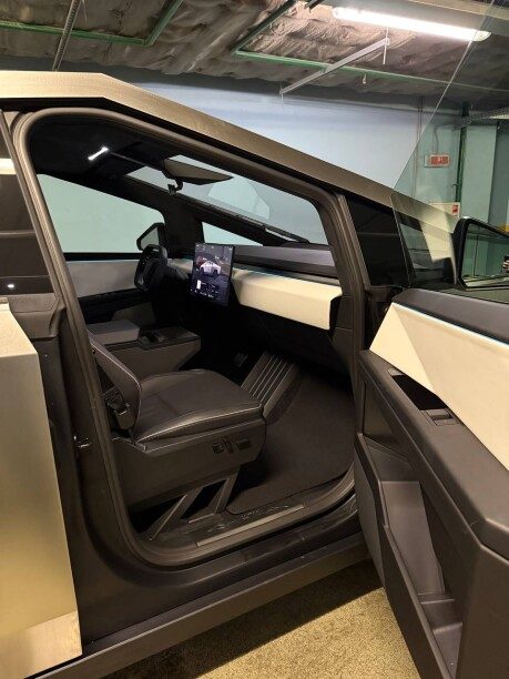 Tesla Cybertruck 2025 — 3