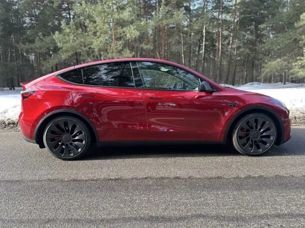Tesla Model Y 2024 — фото 1, купить с доставкой в Москву