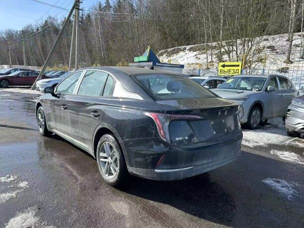 Hongqi E-QM5 2025 — 4