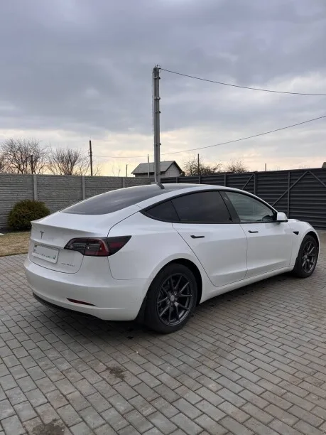 Tesla Model 3 2022 — миниатюра 3