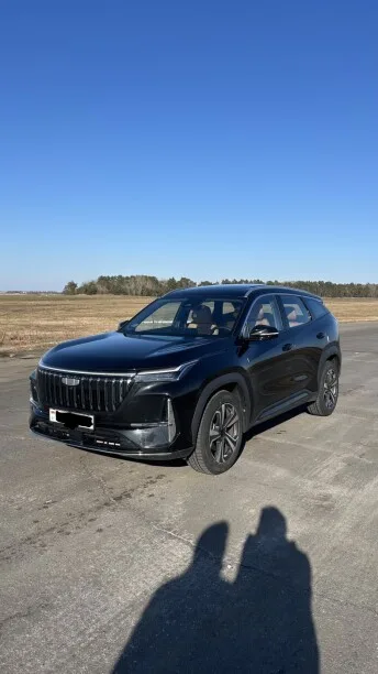 Geely Boyue L 2025 — фото 1, купить с доставкой в Москву