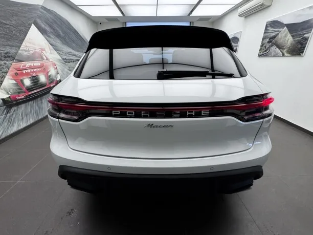 Porsche Macan 2022 — миниатюра 2