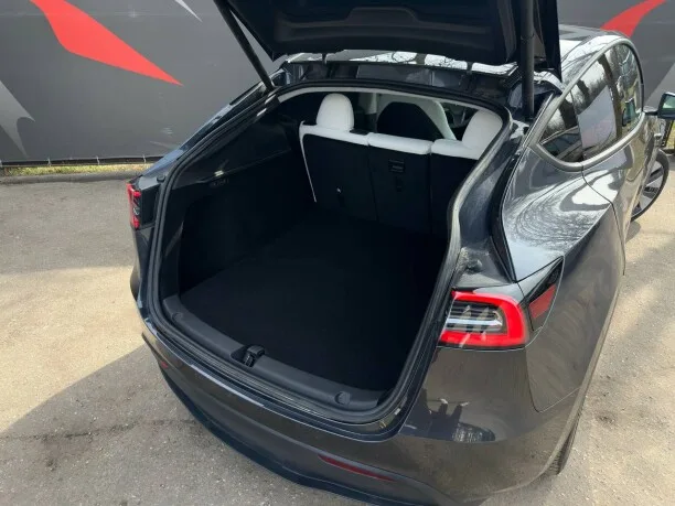 Tesla Model Y 2024 — миниатюра 2
