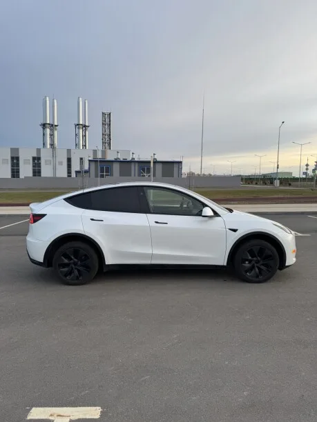 Tesla Model Y 2024 — миниатюра 5