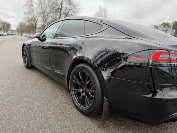 Tesla Model S 2022 — миниатюра 3