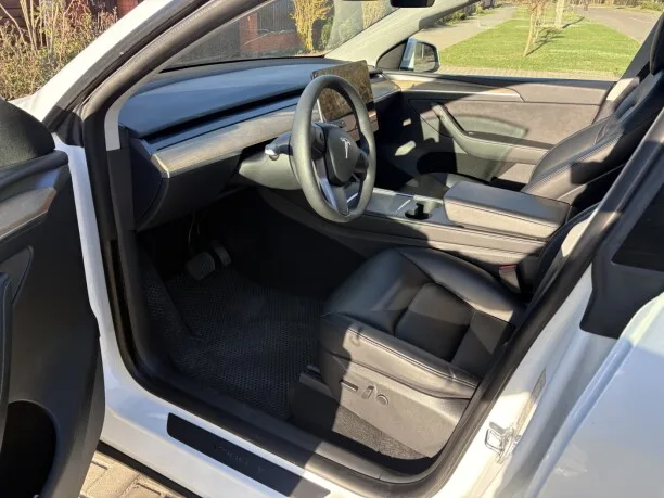 Tesla Model Y 2022 — миниатюра 3
