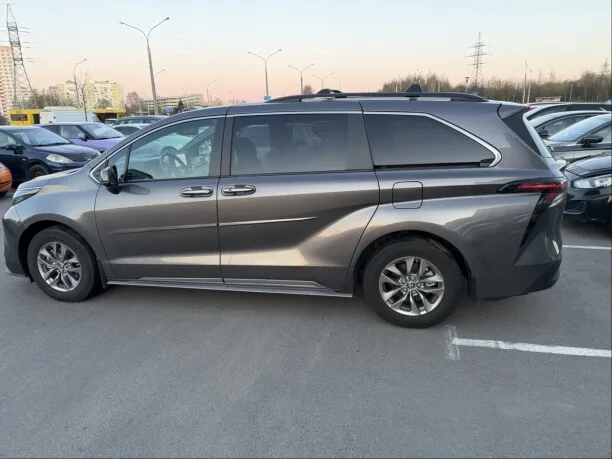 Toyota Sienna 2022 — фото 1, купить с доставкой в Москву