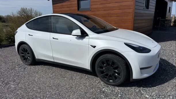 Tesla Model Y 2024 — фото 1, купить с доставкой в Москву