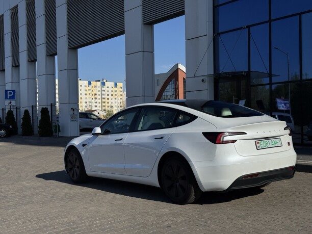 Tesla Model 3 2024 — 2