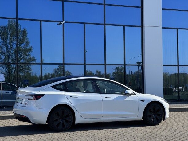 Tesla Model 3 2024 — 3