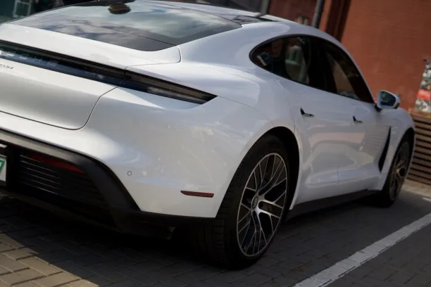 Porsche Taycan 2022 — миниатюра 2