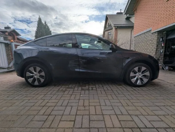 Tesla Model Y 2024 — миниатюра 2