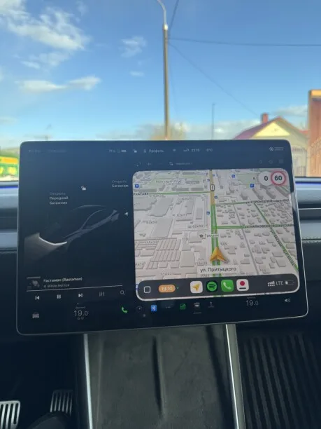 Tesla Model Y 2025 — миниатюра 3